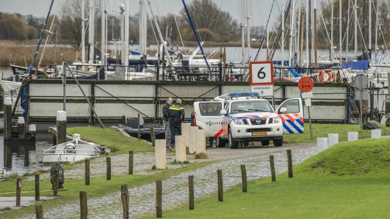 Het lichaam werd gevonden in het water aan de Beneden Sasweg. (Foto: GinoPress)