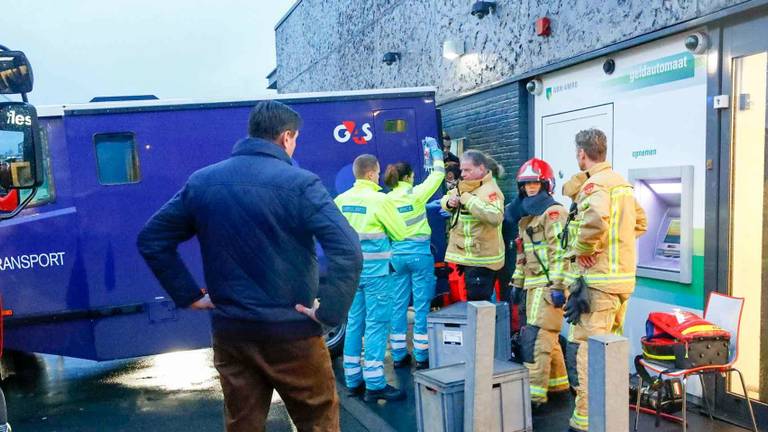 De hulpdiensten moesten eraan te pas komen om de man te bevrijden. (Foto: Dave Hendriks)