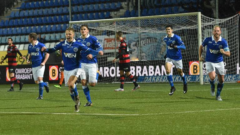 Sven Blummel uitzinnig van vreugde na zijn doelpunt. (Foto: Henk van Esch)