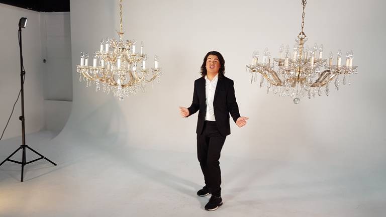 Roy Donders neemt clip op (foto Dirk Verhoeven)