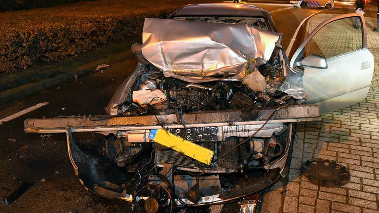 De auto na het ongeluk. (Foto: De Kort Media)