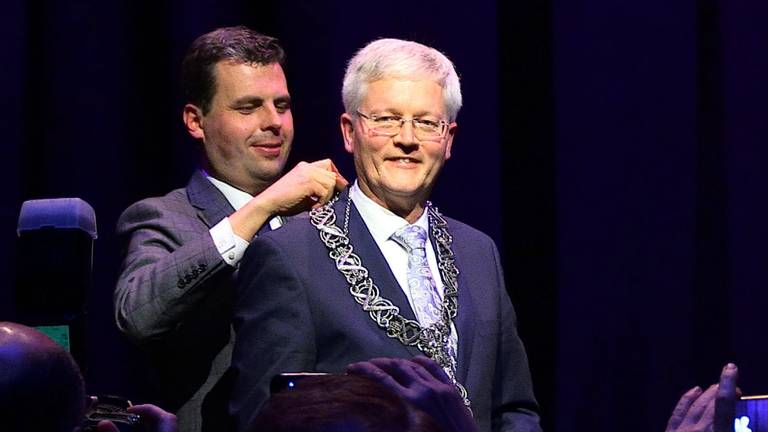 Burgemeester Theo Weterings krijgt de ambtsketen omgehangen.