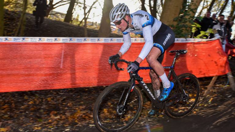 Mathieu van der Poel in actie tijdens de 'Flandriencross' in Hamme. (foto: VI Images)