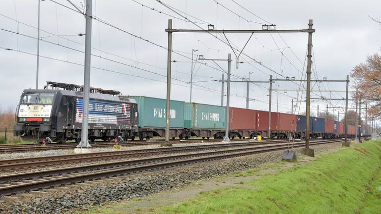 De goederentrein staat stil op een spoorwegovergang. Foto: Jules Vorselaars