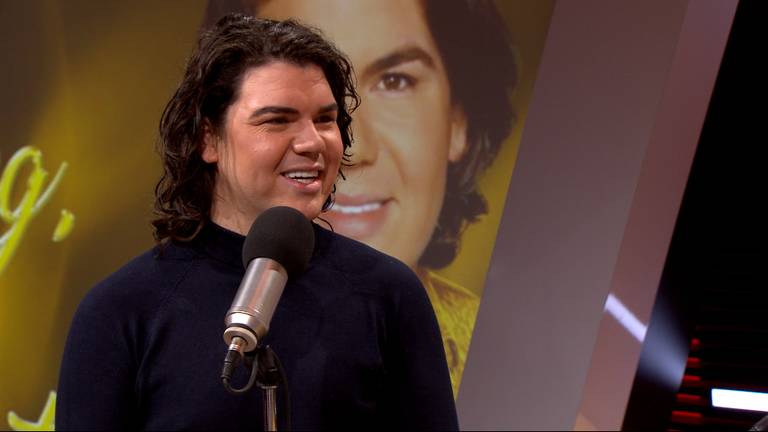 Roy Donders in de studio bij Omroep Brabant.