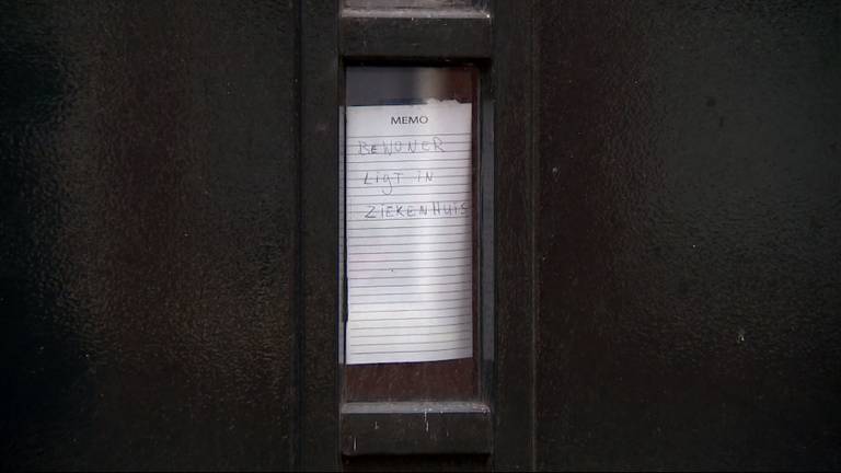 Dit briefje hangt op de voordeur. (Foto: Rob van Kaathoven)