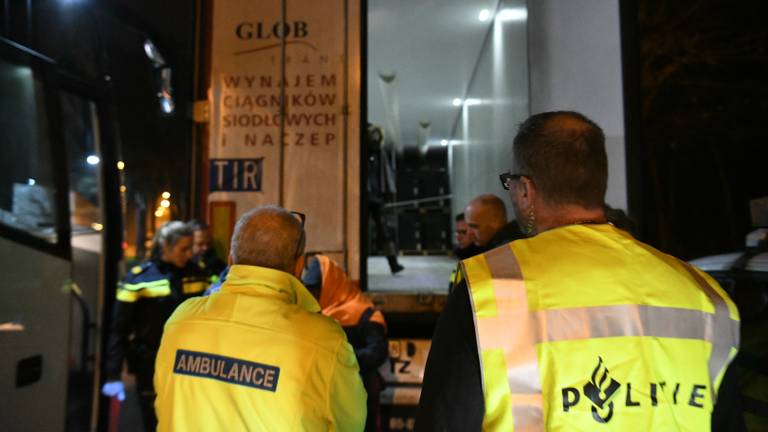 De elf vluchtelingen worden naar het politiebureau gebracht. (Foto: SQ Vision)