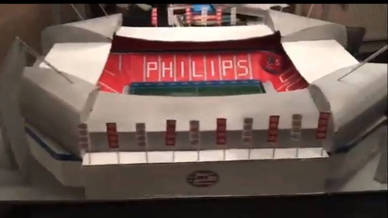 Het Philips Stadion nagebouwd met karton. (Beeld: Jeroen Blankestijn)