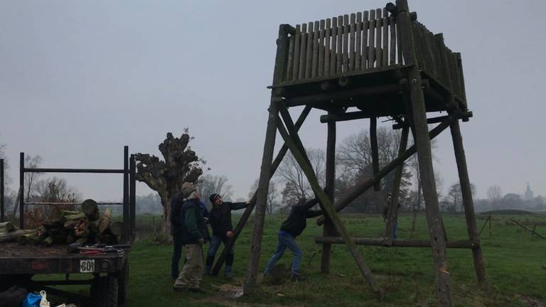 Vrienden en familie van Ruud en zijn overleden vader helpen mee met de sloop van de uitkijktoren.