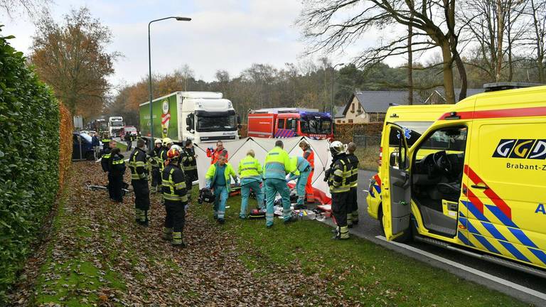 Een fietser is overleden na het ongeluk. (Foto: Rico Vogels/SQ Vision)