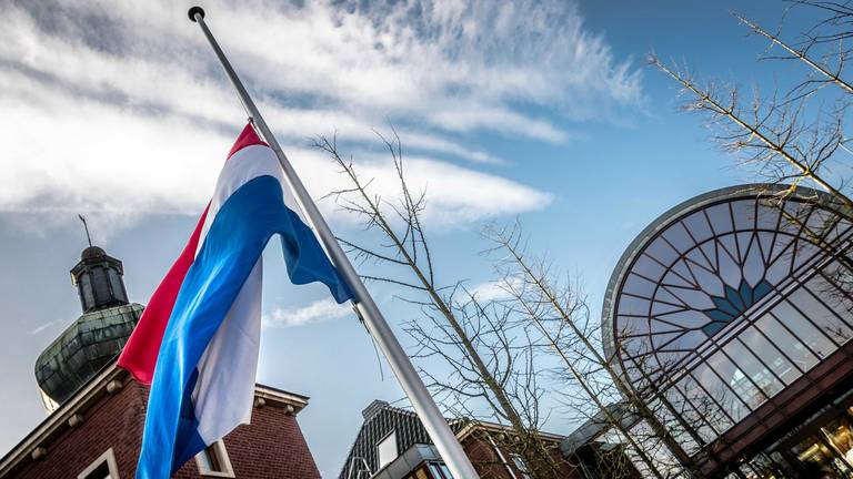 De vlag hangt halfstok bij het gemeentehuis van Heeze-Leende (foto: