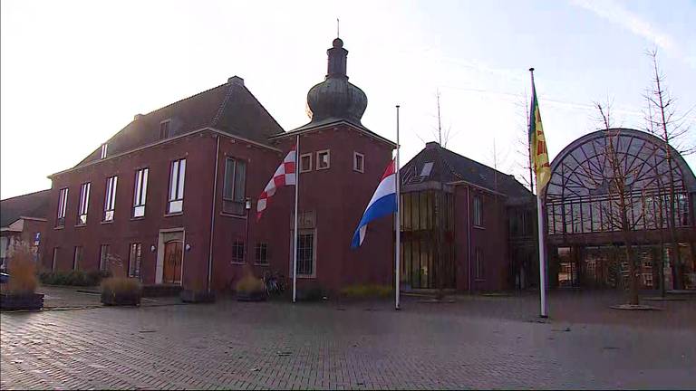 Vlag halfstok bij het gemeentehuis van Heeze.