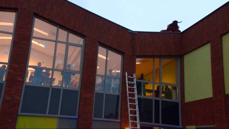 Op de hoge, hoge daken: Zwarte Piet vast op dak van basisschool Geldrop -  Omroep Brabant