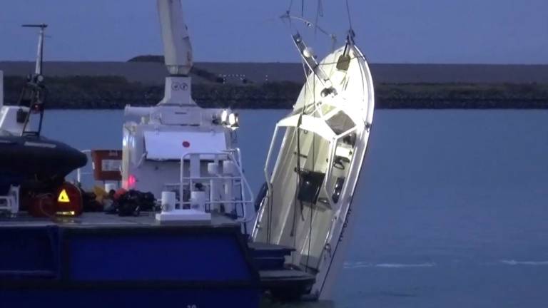 De boot van de drie vissers uit Heeze wordt naar de haven gesleept. (Beeld: Omroep Zeeland)