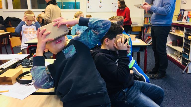 Kinderen met VR bril 