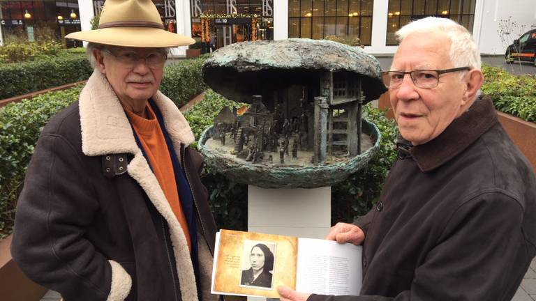 Peter Nagelkerke (l) en Johan Janssen bij het monument