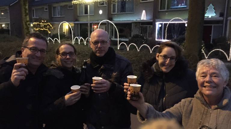 De vier buren van de Rode Kruislaan organiseren elk jaar een nieuwe kerstshow.