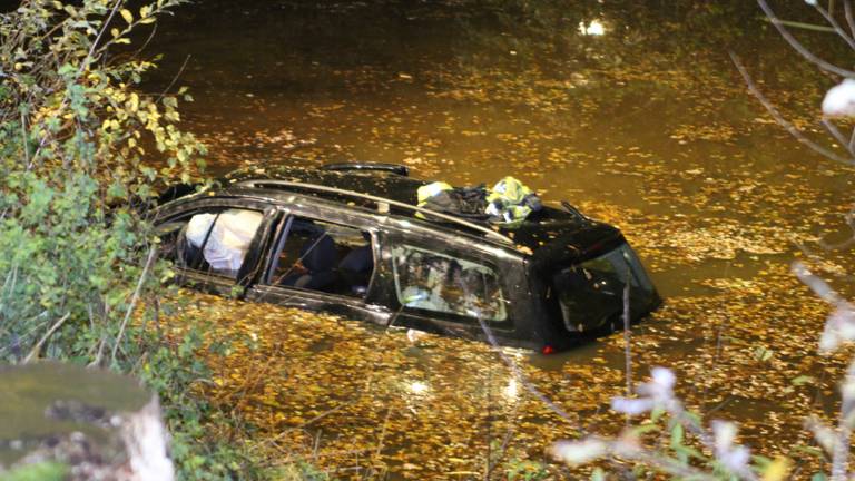 De auto lag tot de ramen in het water. (Foto: Maickel keijzers/ Hendriks Multimedia)