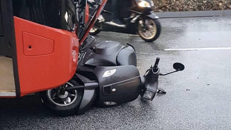 Lijnbus schept scooter in Eindhoven. (Foto: GinoPress)