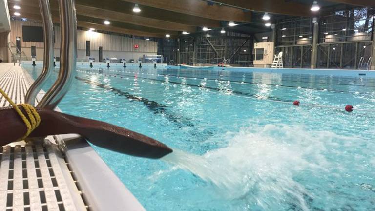 Het water wordt bijgevuld. (Foto: Erik Peeters)