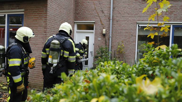 De brandweer forceert de deur. (Foto: SK-Media)