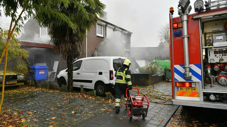 Veel rook bij de brand in Hapert. (Foto: SQ Vision Mediaprodukties)