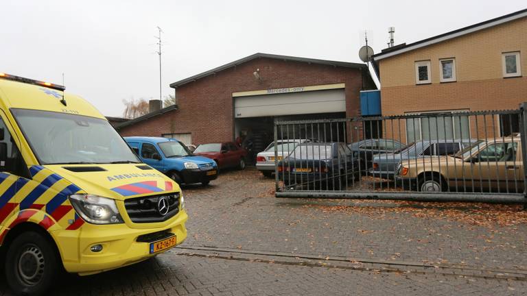 Hulpdiensten bij het bedrijf net na de overval. (Foto: SQ Vision)