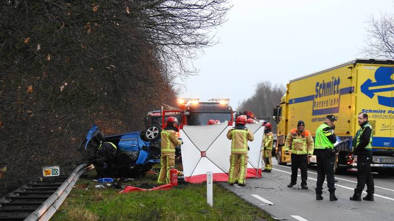 De auto belandde na de botsing op zijn kop in de berm. (Foto: Danny van Schijndel)