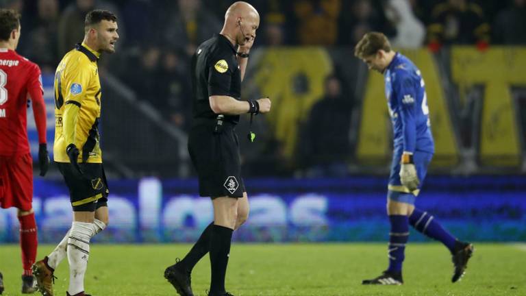 Nigel Bertrams moest met rood van het veld. (foto: VI Images)