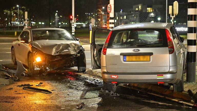 De auto's raakten zwaar beschadigd.