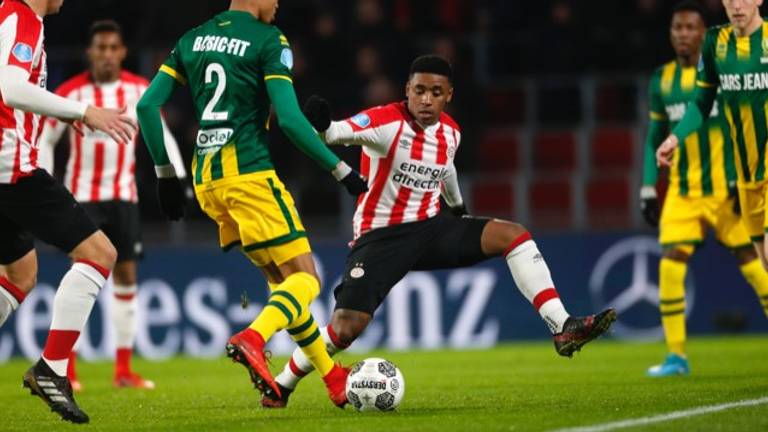 Steven Bergwijn jaagt op de bal. Foto: VI Images