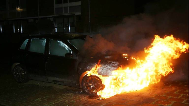 Dakdekkersoorlog in Den Bosch: weer auto in vlammen op