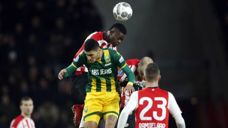 Nicolas Isimat-Mirin in duel met ADO-spits Bjorn Johnsen. (Foto: VI Images)