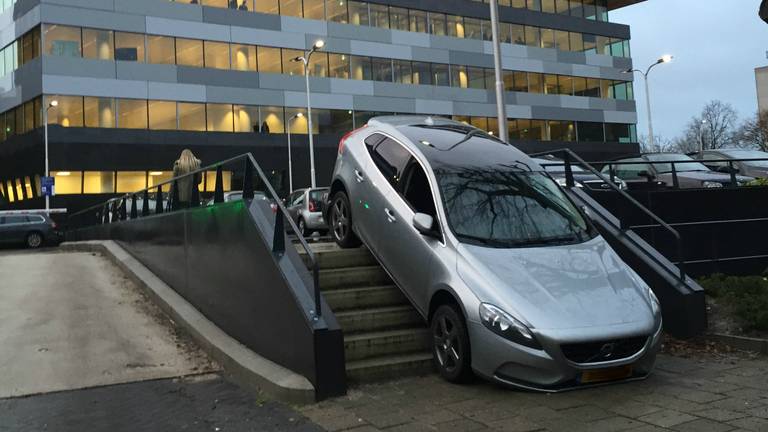 De auto op de trap (foto: Dumpert)