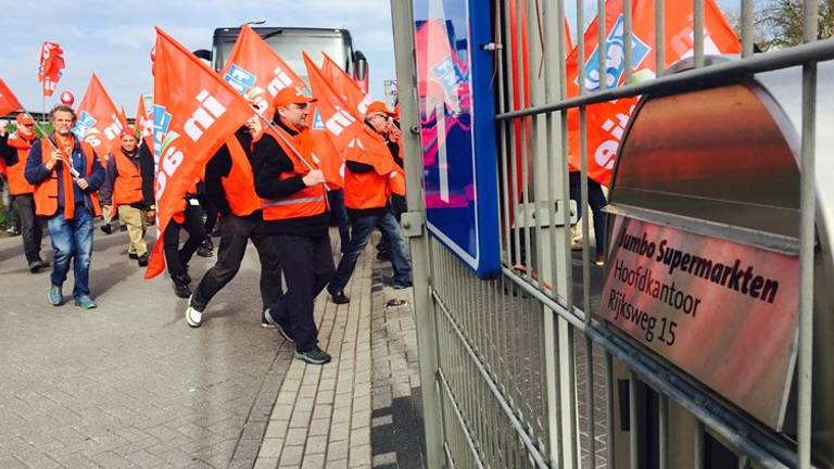 De staking voor het hoofdkantoor in Veghel (foto: Raoul Cartens)