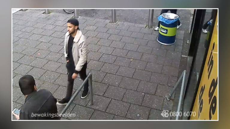 De daders wachten het slachtoffer op buiten winkelcentrum Woensel.