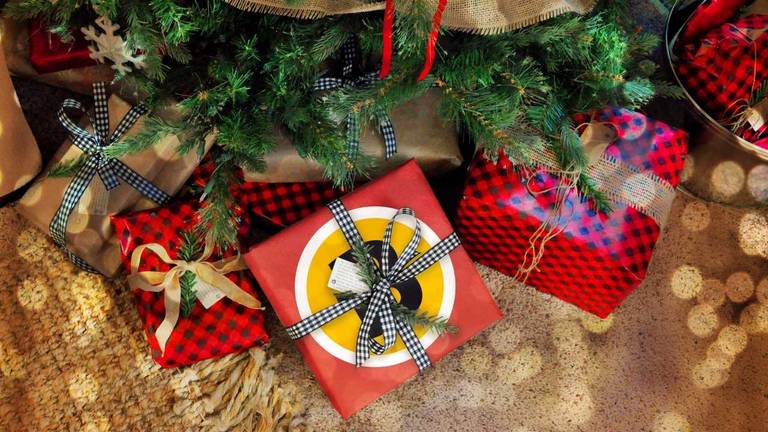 Mail naar kerstpakket@omroepbrabant.nl.