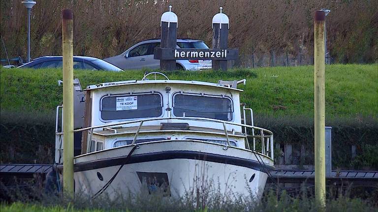 De failliete jachthaven werd door de gemeente gekocht.