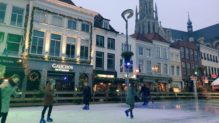 Kerstsfeer op de Grote Markt in Breda.