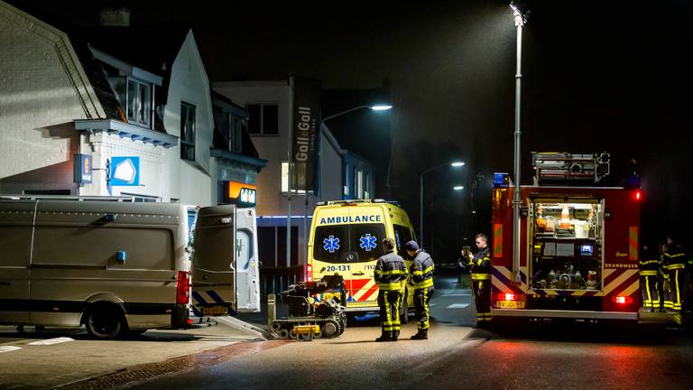 De EOD onderzocht het explosief met een robot. (Foto: Marcel van Dorst)