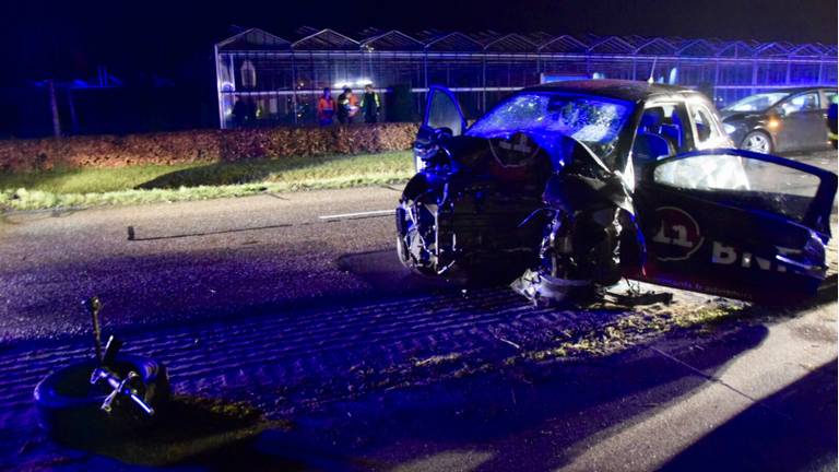 Van de auto is weinig over. (Foto: Alexander Vingerhoeds)