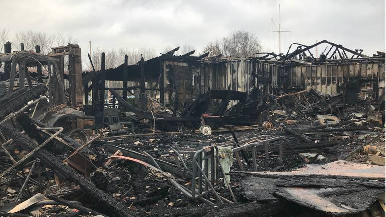 Van de loods is niets over. (Foto: Bart Meesters)