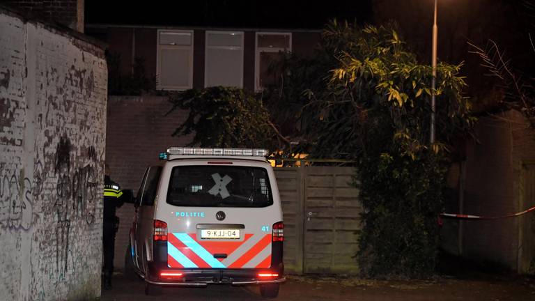 De vrouw werd in een steeg gevonden. (Foto: Jack Brekelmans)