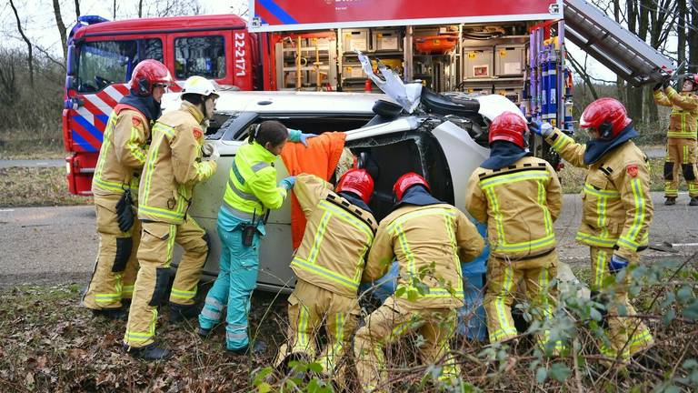 De vrouw moest door de brandweer worden bevrijd. (Foto: Rico Vogels/SQ Vision)