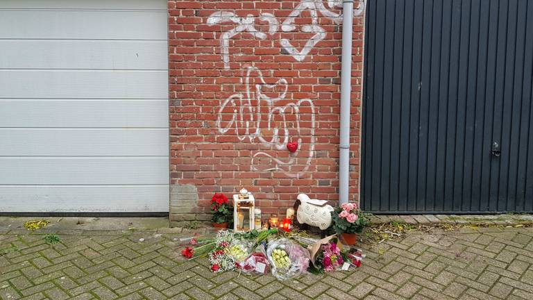 Op de plek waar de vrouw werd gevonden zijn bloemen neergelegd. (Foto: Toby de Kort)