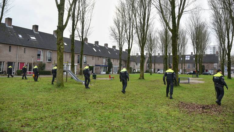 De politie deed uitgebreid onderzoek in de buurt. (Foto: Toby de Kort/De Kort Media)