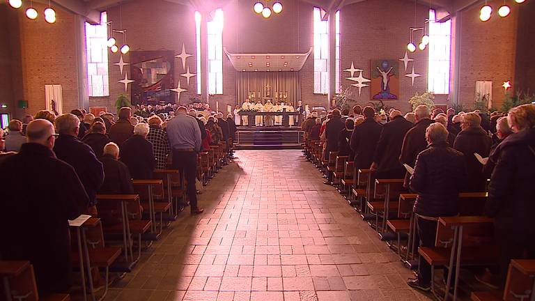 Een volle Sint Petrus' Bandenkerk in Son voor de allerlaatste Eucharistieviering