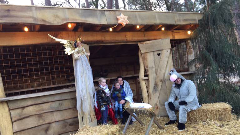 Poseren voor een foto bij de levende Kerststal in Schaijk