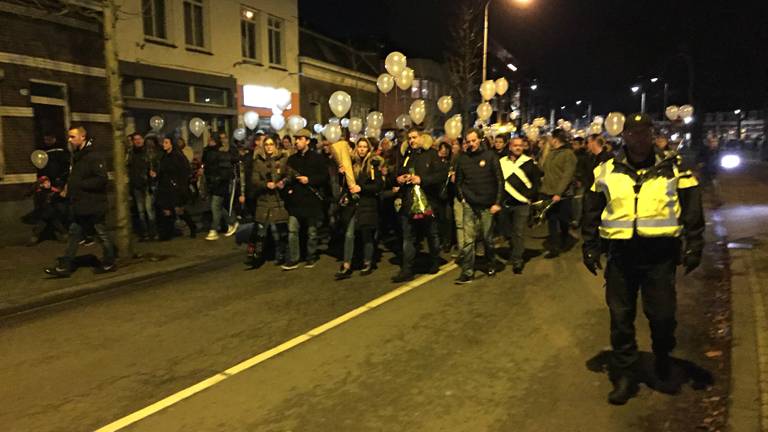 Ballonnen voor de omgekomen Hennie de Laat uit Tilburg (foto: Birgit Verhoeven)