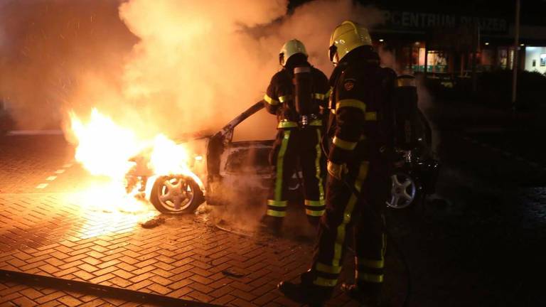 De brandende auto aan de Groeneweg. (Foto: Persbureau Midden Brabant)